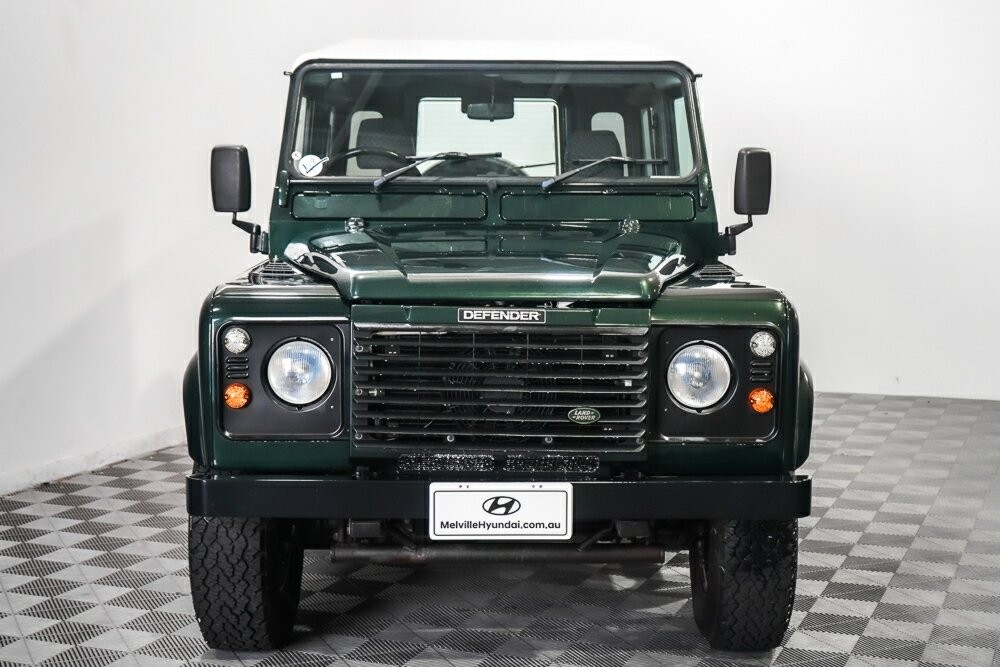 Land Rover Defender image 4