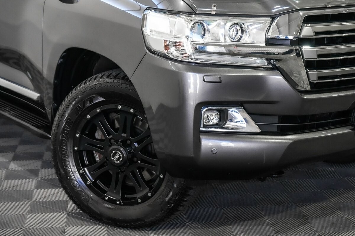 Toyota Landcruiser image 2