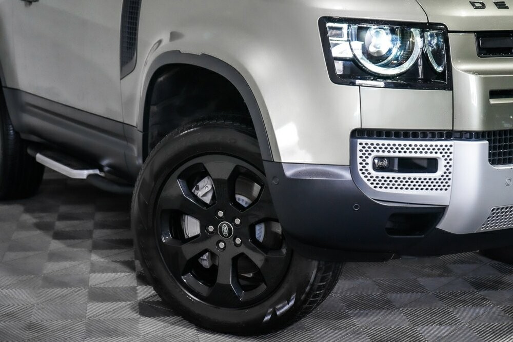 Land Rover Defender image 2