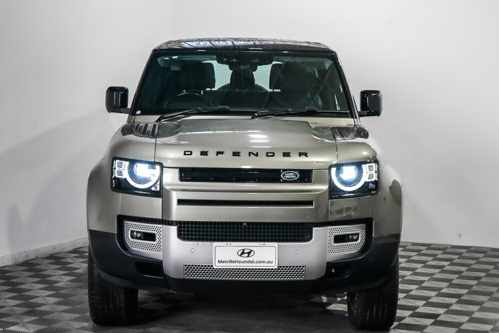 Land Rover Defender image 3