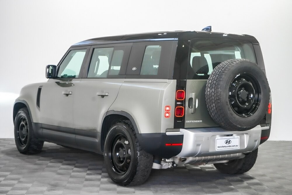 Land Rover Defender image 4