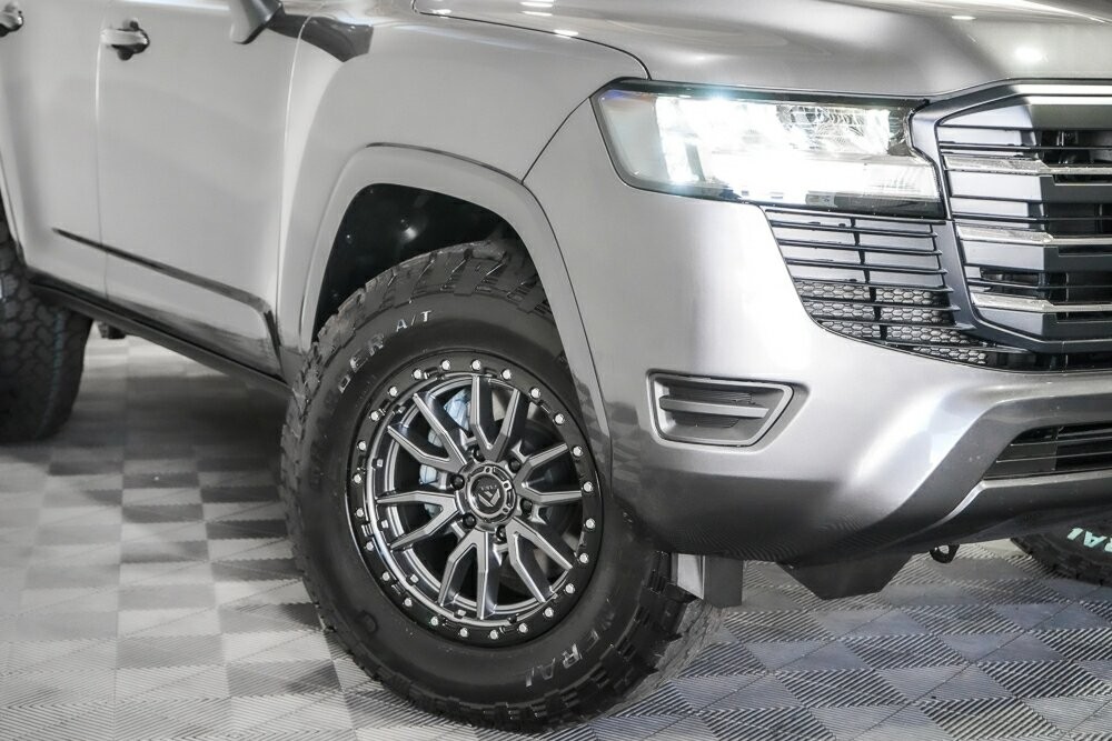 Toyota Landcruiser image 2