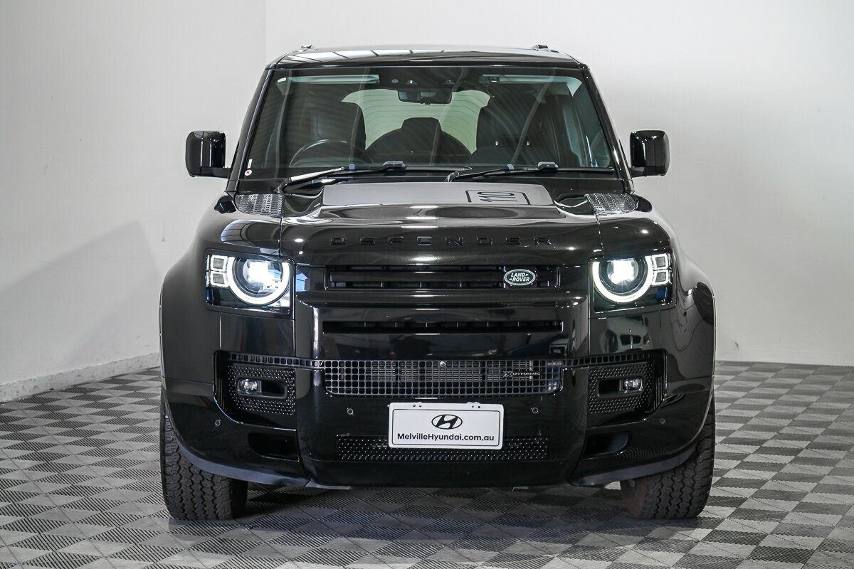 Land Rover Defender image 4