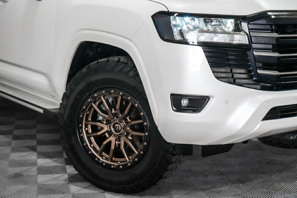 Toyota Landcruiser image 2