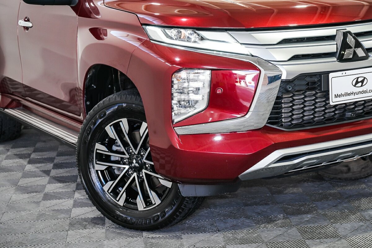Mitsubishi Pajero Sport image 2