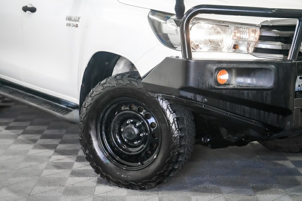 Toyota Hilux image 2