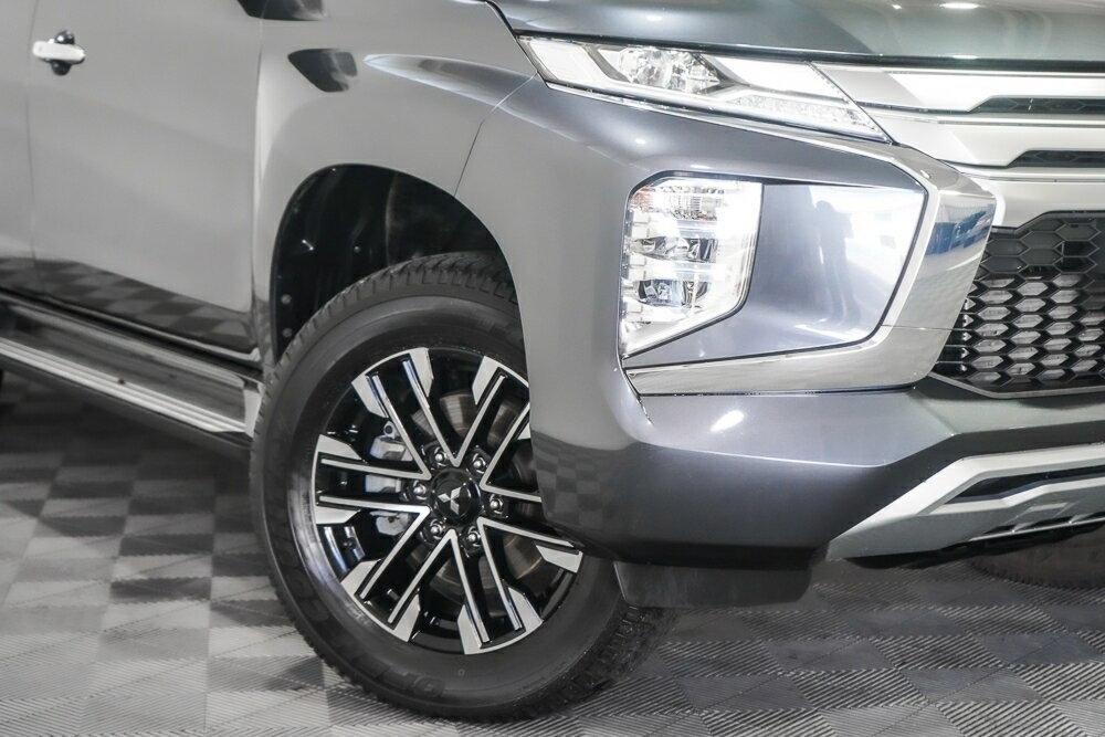 Mitsubishi Pajero Sport image 2