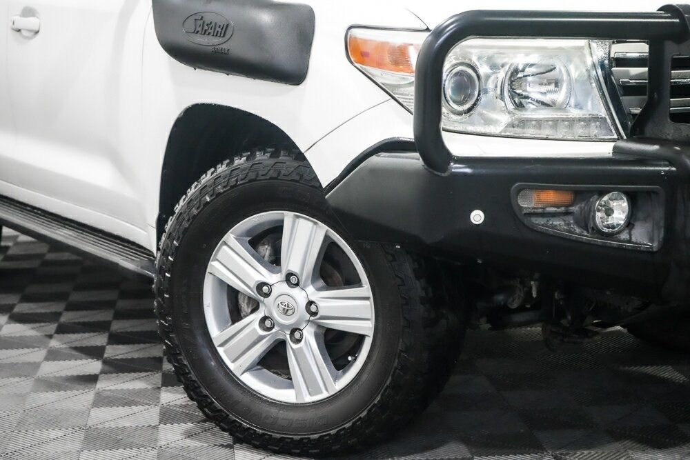 Toyota Landcruiser image 2