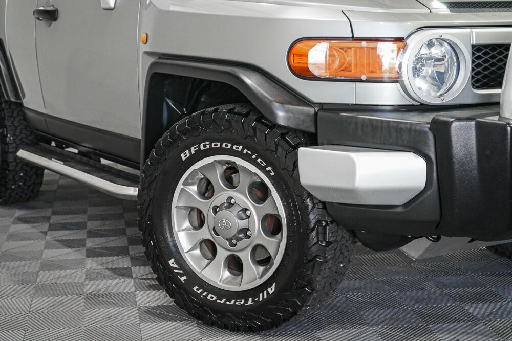 Toyota Fj Cruiser image 2