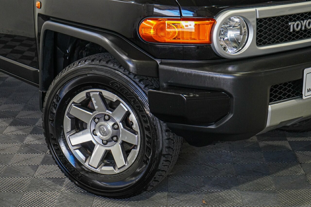 Toyota Fj Cruiser image 2
