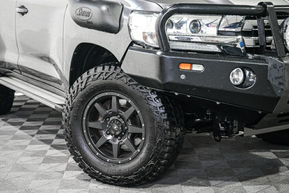 Toyota Landcruiser image 2