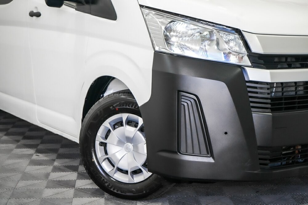 Toyota Hiace image 2