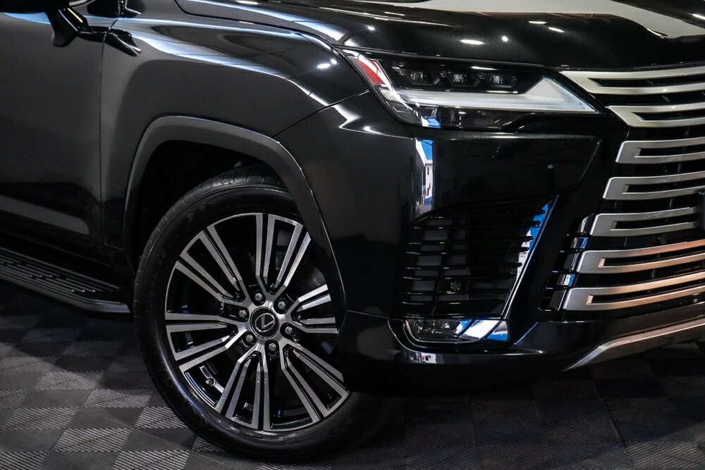 Lexus Lx image 2