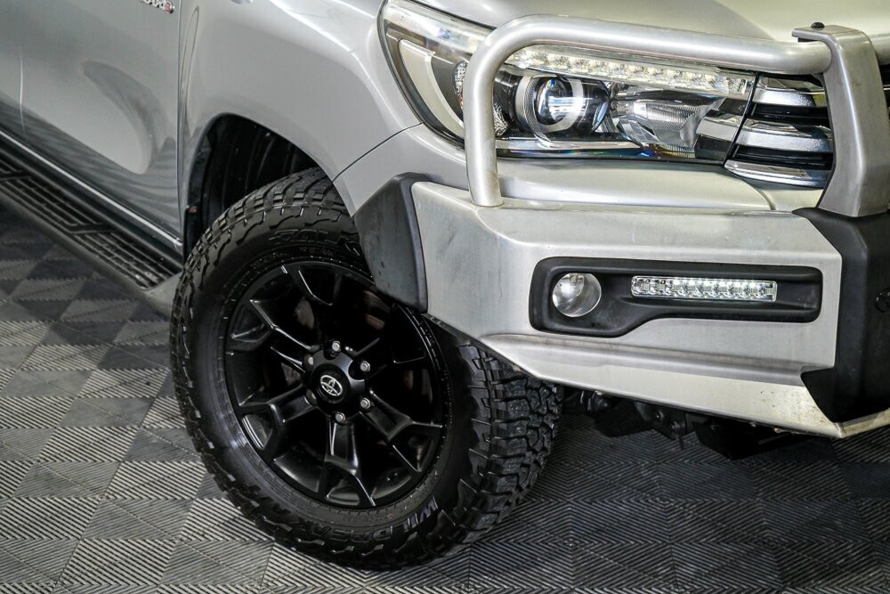 Toyota Hilux image 2