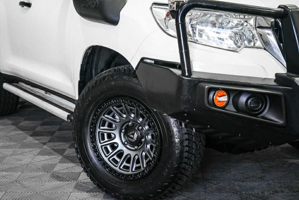 Toyota Landcruiser Prado image 2