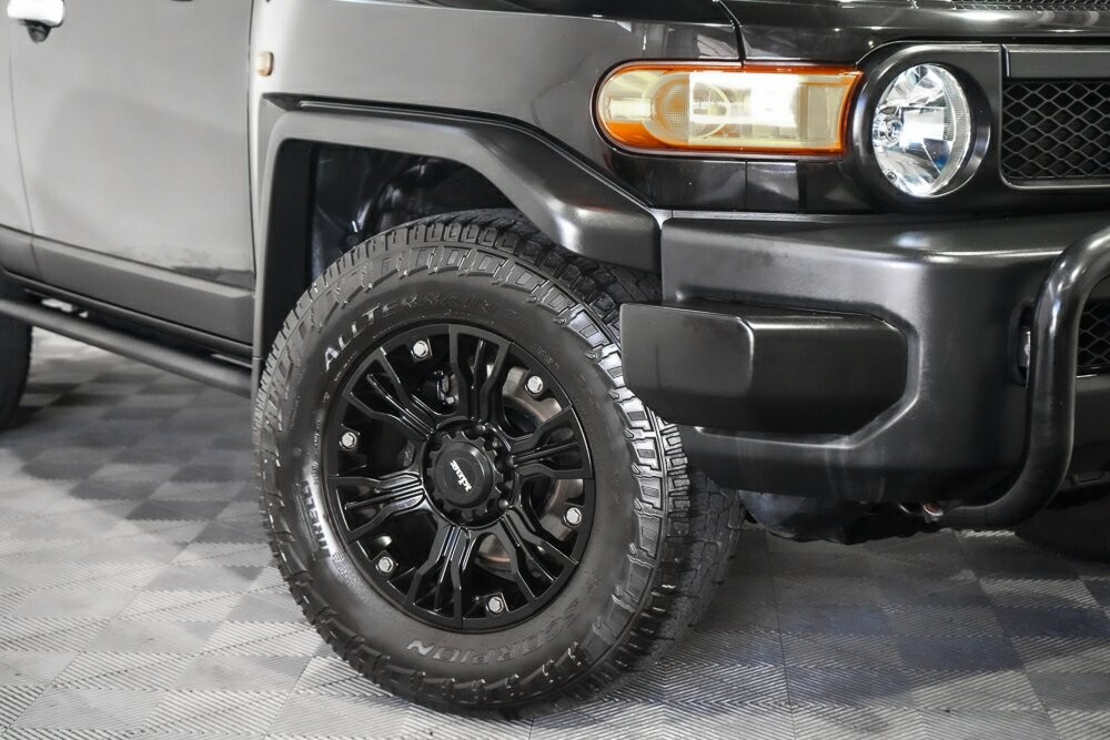 Toyota Fj Cruiser image 2