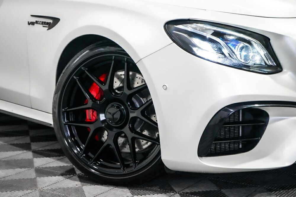 Mercedes Benz E-class image 2