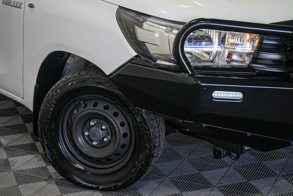 Toyota Hilux image 2