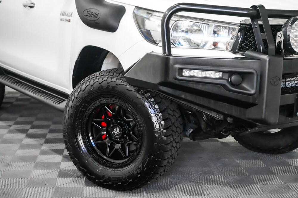 Toyota Hilux image 2