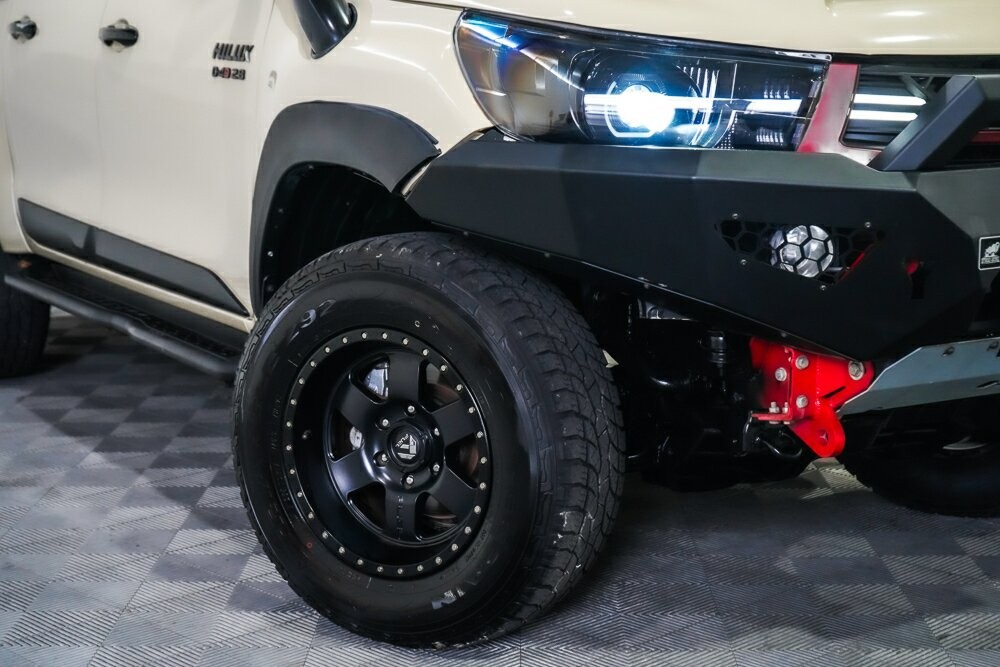 Toyota Hilux image 2