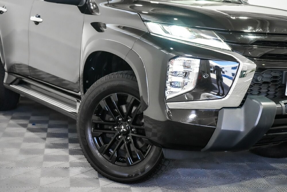 Mitsubishi Pajero Sport image 2