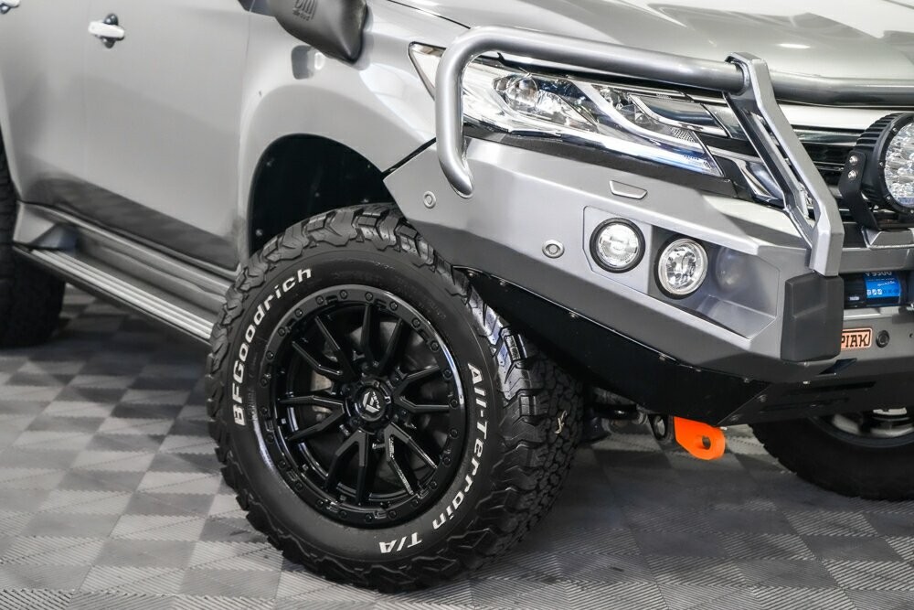 Mitsubishi Pajero Sport image 2