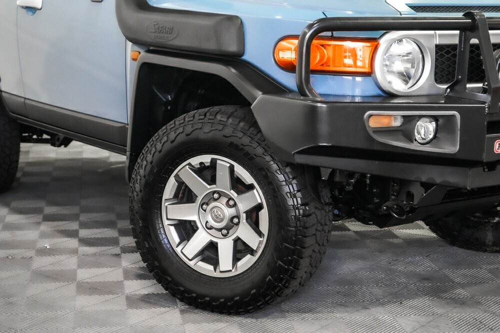 Toyota Fj Cruiser image 2