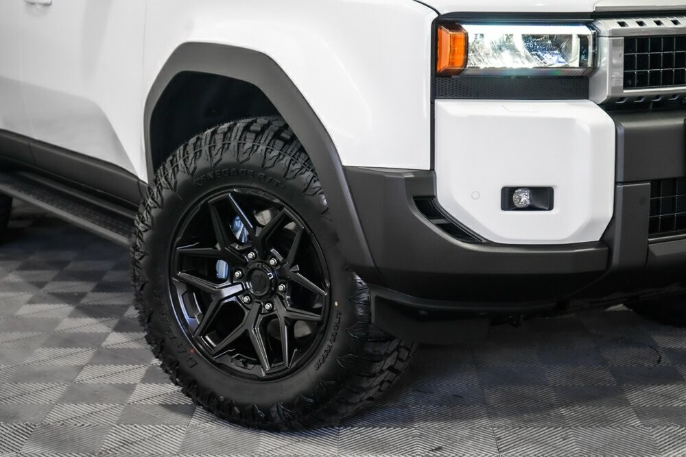 Toyota Landcruiser Prado image 2