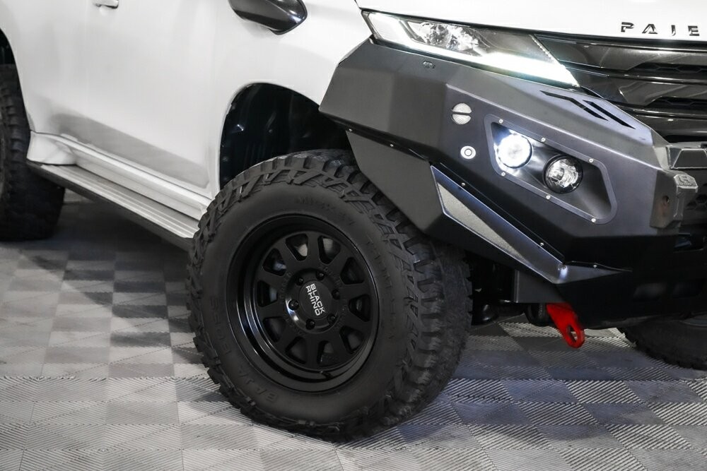 Mitsubishi Pajero Sport image 2