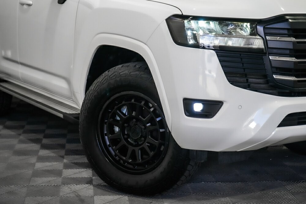 Toyota Landcruiser image 2