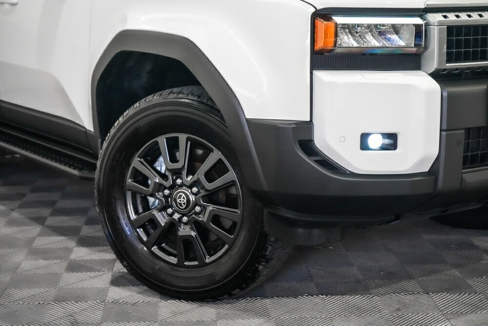 Toyota Landcruiser Prado image 2