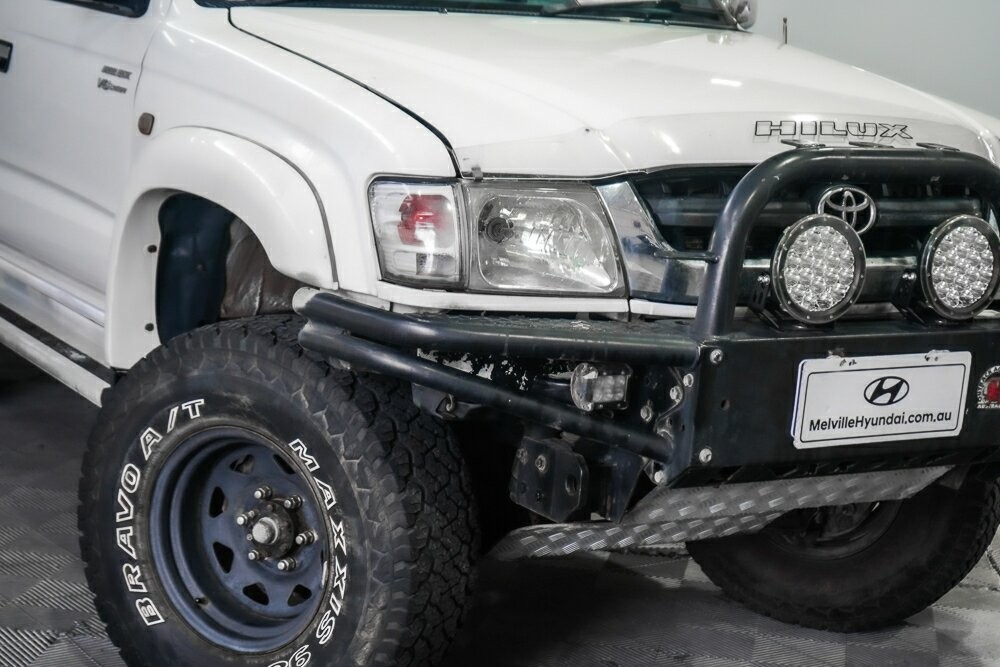 Toyota Hilux image 2