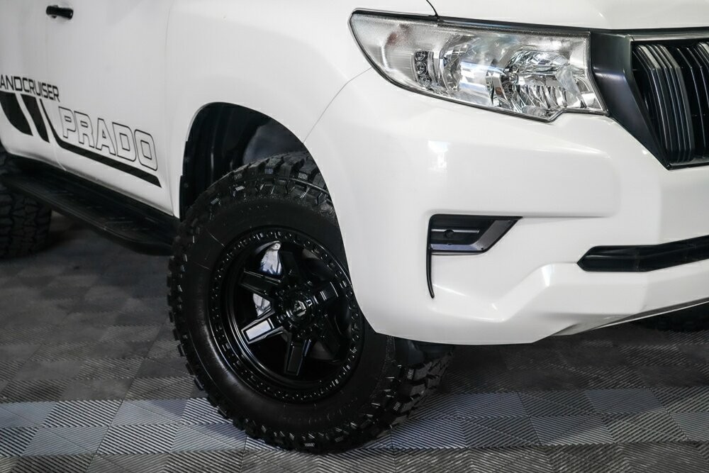 Toyota Landcruiser Prado image 2