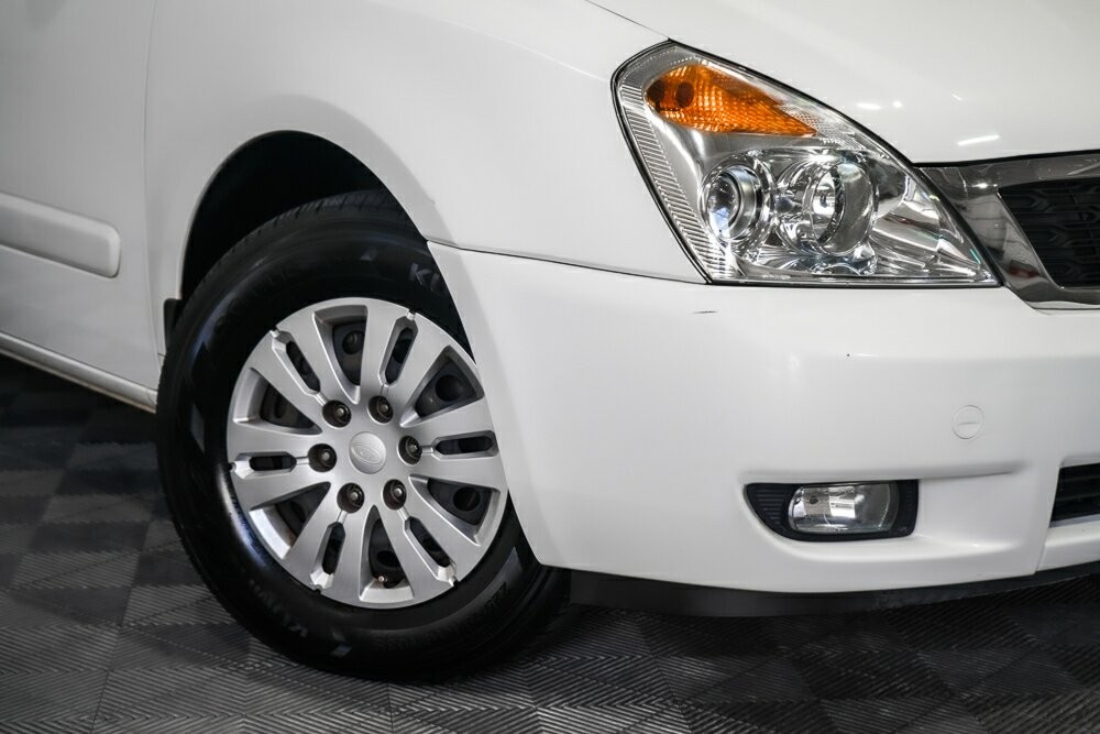 Kia Grand Carnival image 2