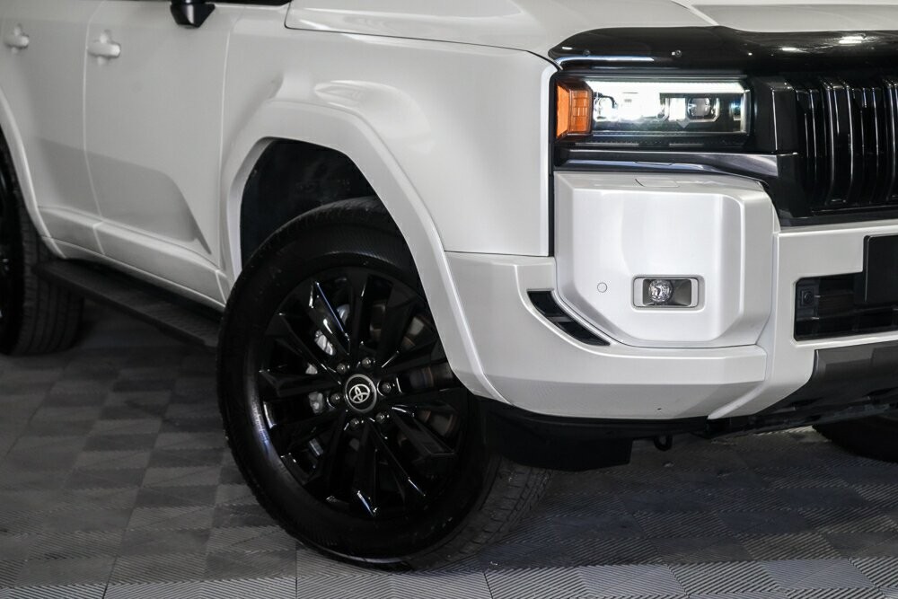 Toyota Landcruiser Prado image 2