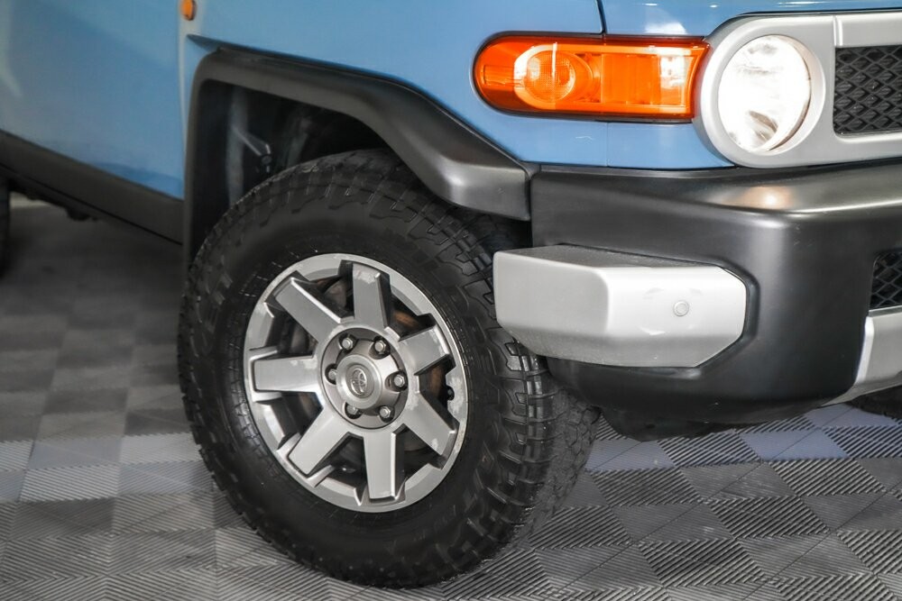 Toyota Fj Cruiser image 2