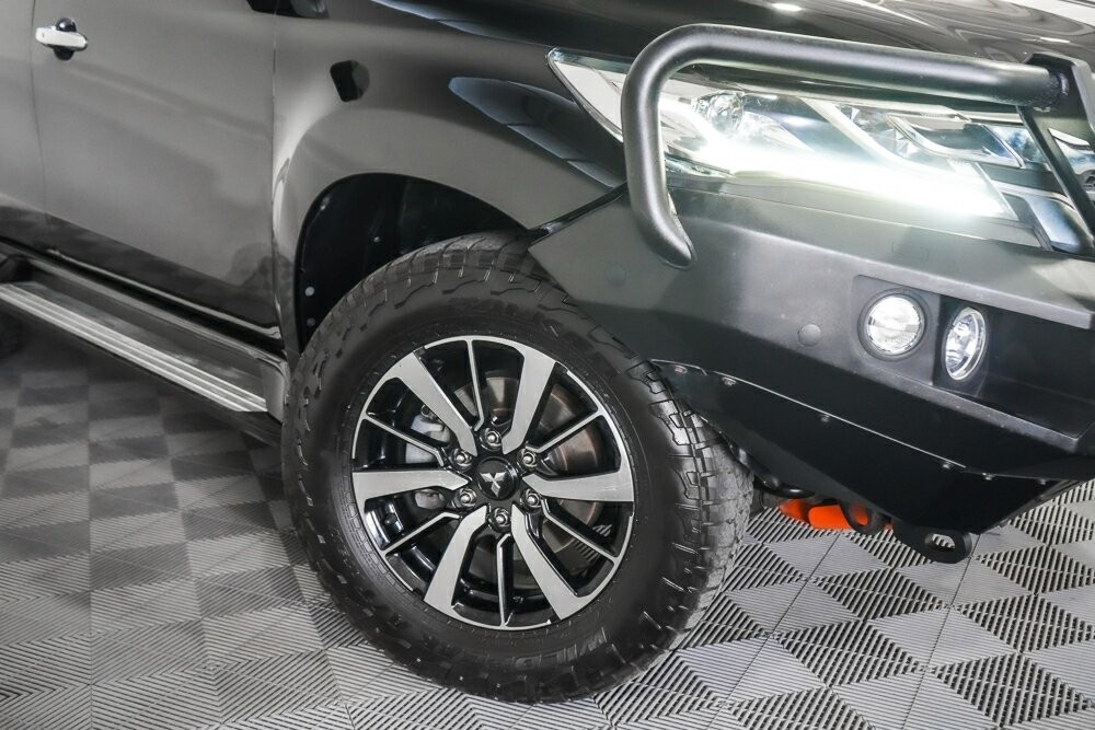Mitsubishi Pajero Sport image 2