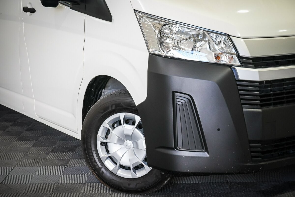 Toyota Hiace image 2