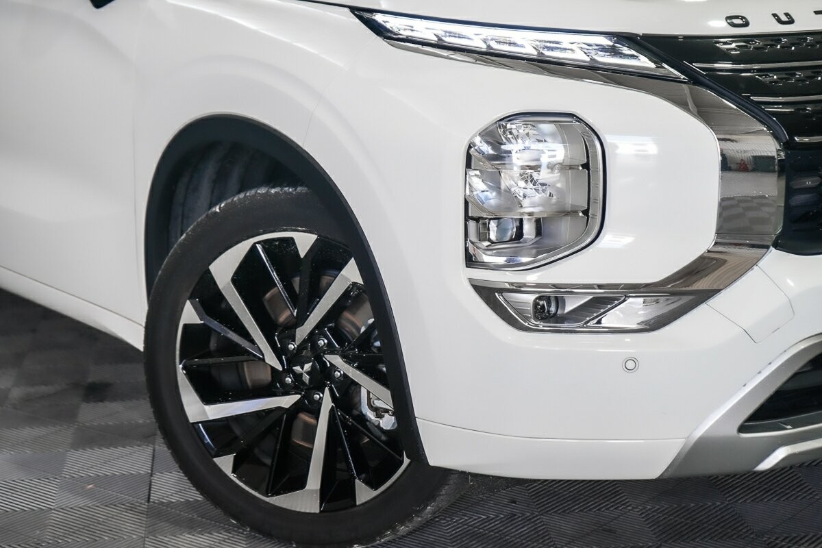 Mitsubishi Outlander image 2