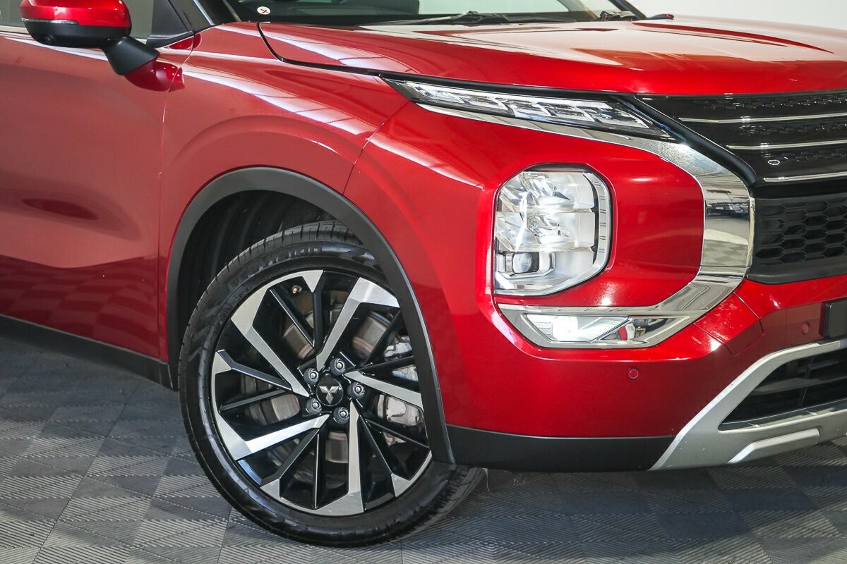 Mitsubishi Outlander image 2