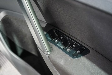 https://vehicle-cdn.autoleague.cloud/17009_11018918_22.jpg