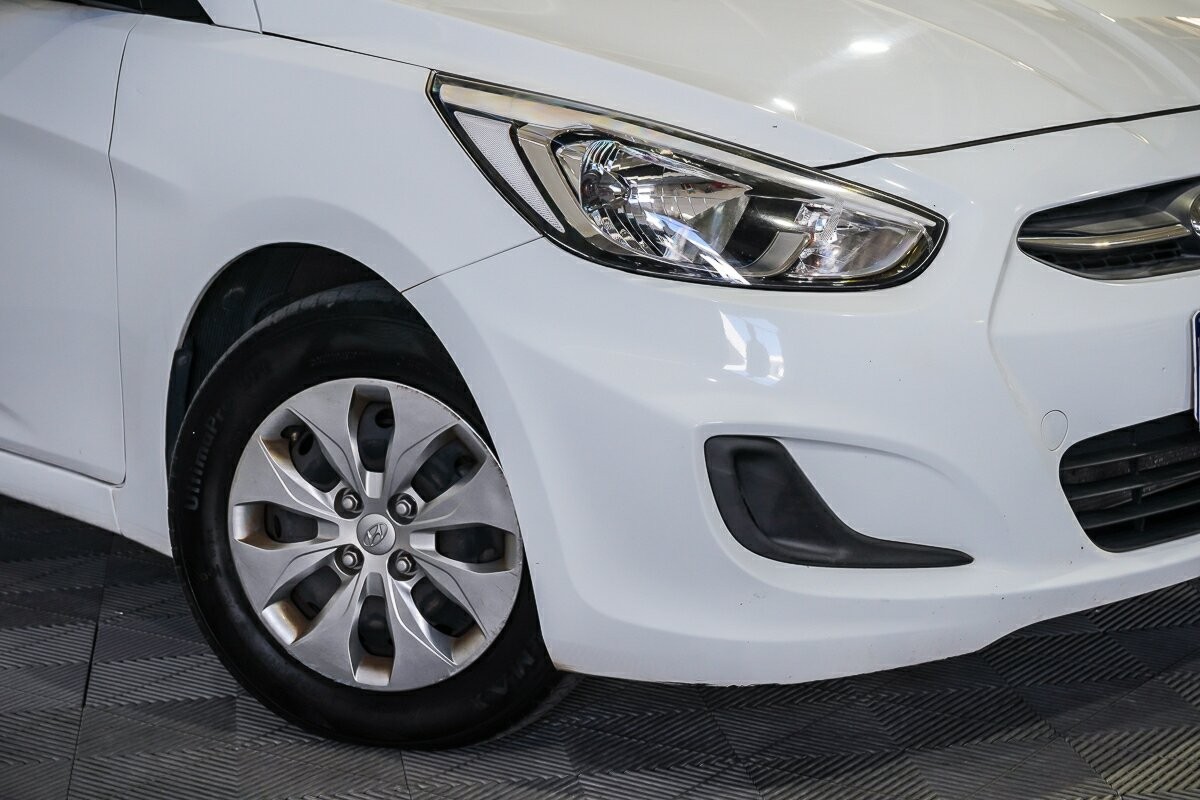 Hyundai Accent image 2