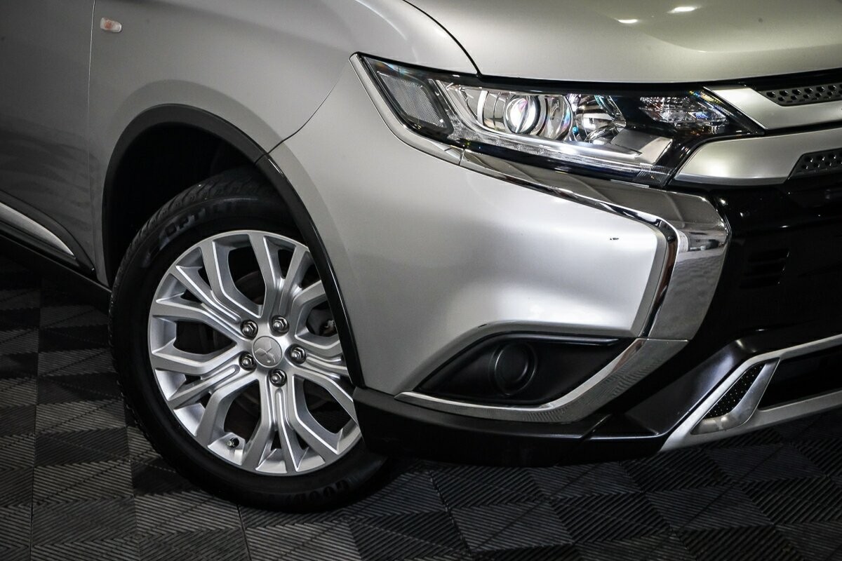Mitsubishi Outlander image 2