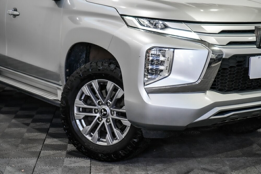 Mitsubishi Pajero Sport image 2