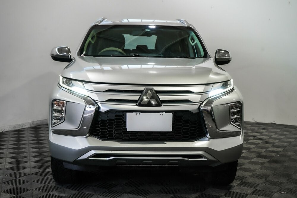 Mitsubishi Pajero Sport image 3