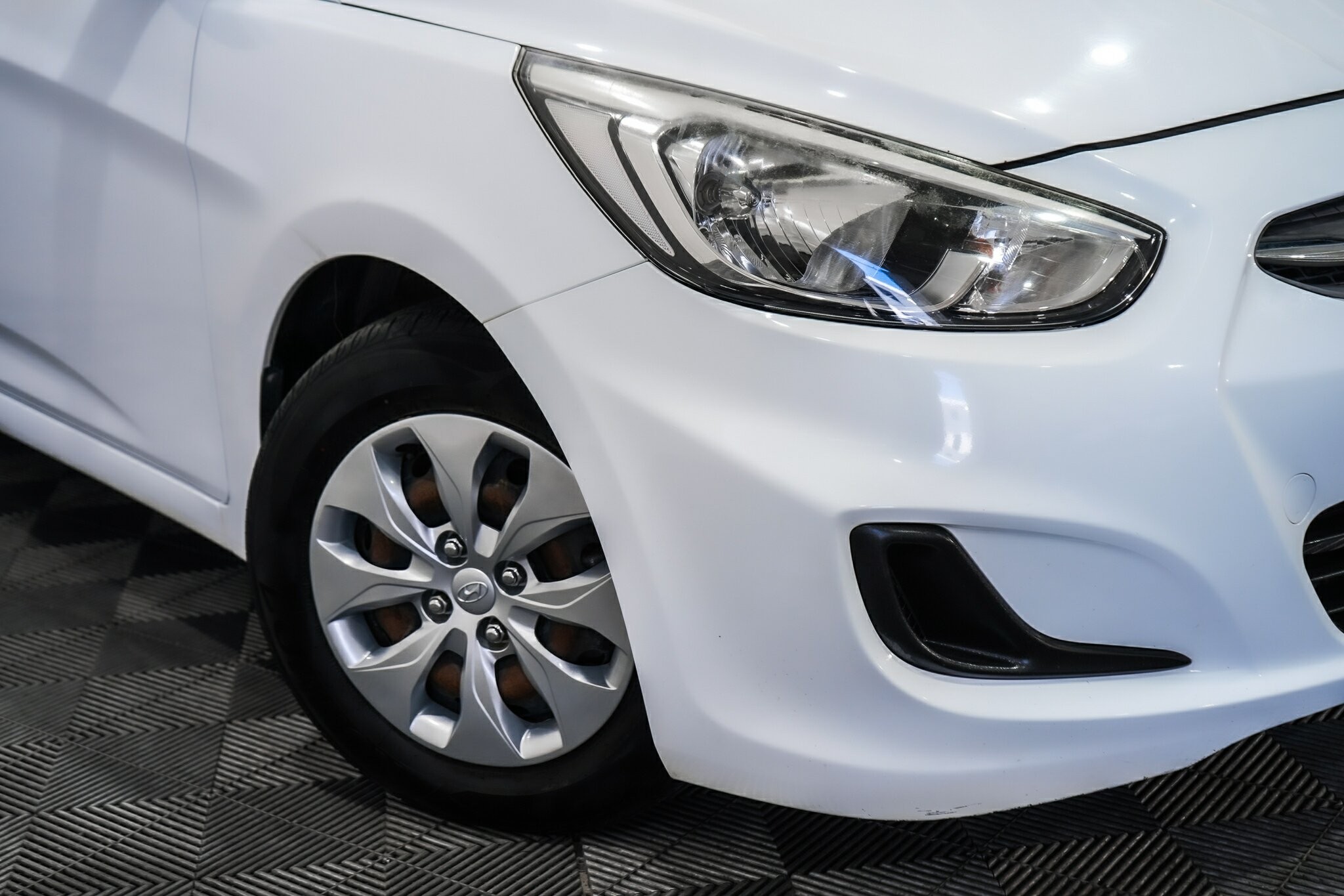 Hyundai Accent image 2
