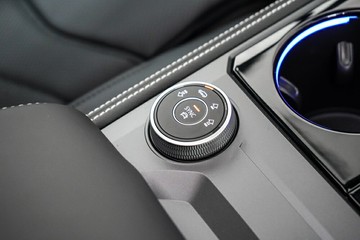 https://vehicle-cdn.autoleague.cloud/17009_7008618_23.jpg