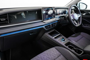 https://vehicle-cdn.autoleague.cloud/17009_7010673_23.jpg