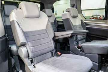 https://vehicle-cdn.autoleague.cloud/17009_7020845_12.jpg