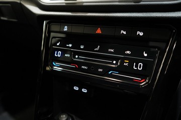 https://vehicle-cdn.autoleague.cloud/17009_7039044_23.jpg